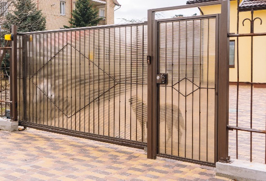 Купить ворота из профлиста с элементами ковки, с металлическими столбами в рамке или под дерево в Инте от 153030 руб